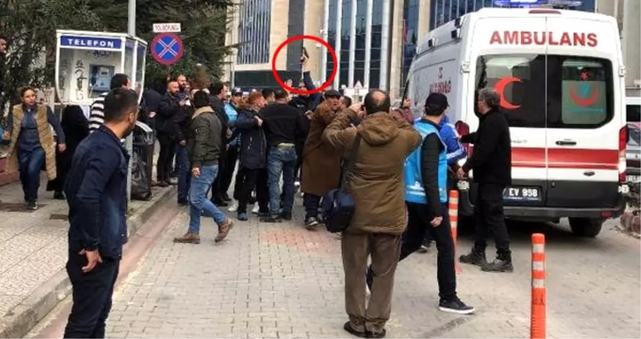 Adliye Önünde Silahlı Kavga! Polisin Silahını Çektiği An Kamerada