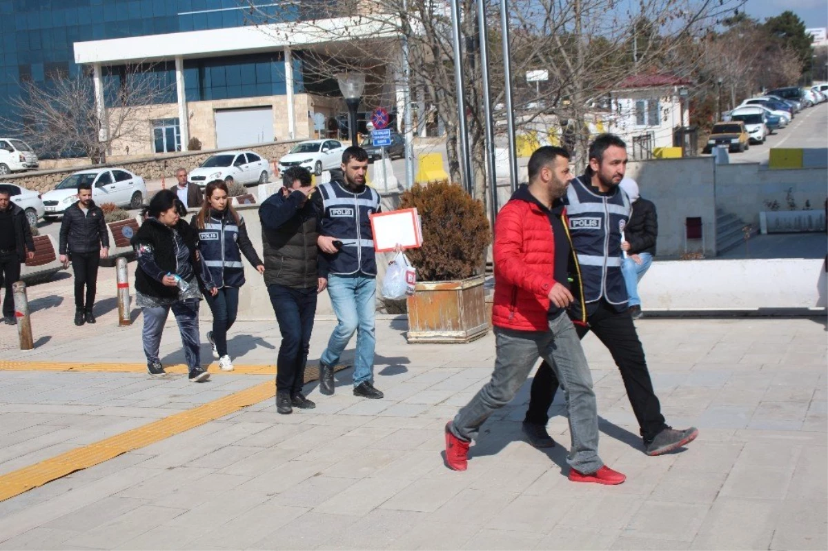 4 Kuyumcuyu Sahte Altınla Dolandıran 3 Şüpheli Yakalandı