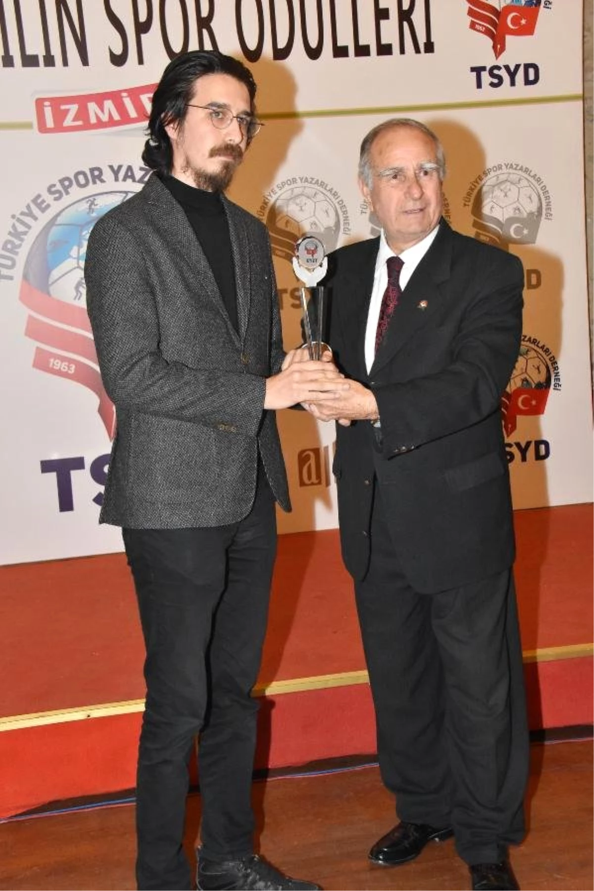 7. Tsyd Ege\'de Yılın Spor Ödülleri Törenle Verildi