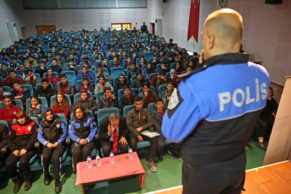 Adana\'da Okul Çevrelerinde Polis Uygulamaları