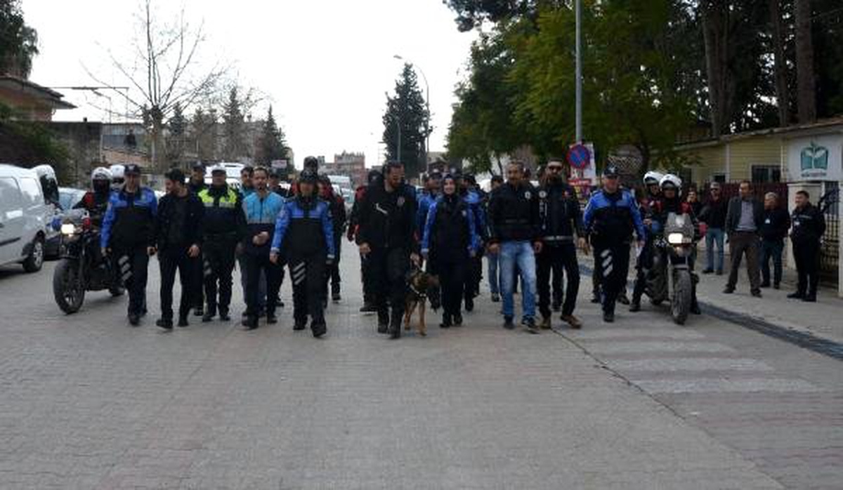 Adana\'da Okul Önlerinde Asayiş Uygulaması