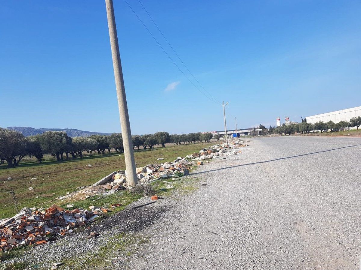 Akhisar\'da Kaçak Dökülen Molozlar Temizlendi