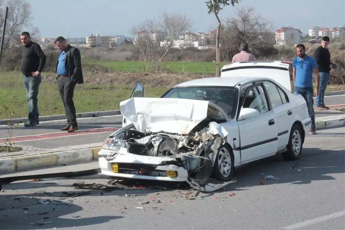 Antalya\'da Trafik Kazası: 2 Yaralı