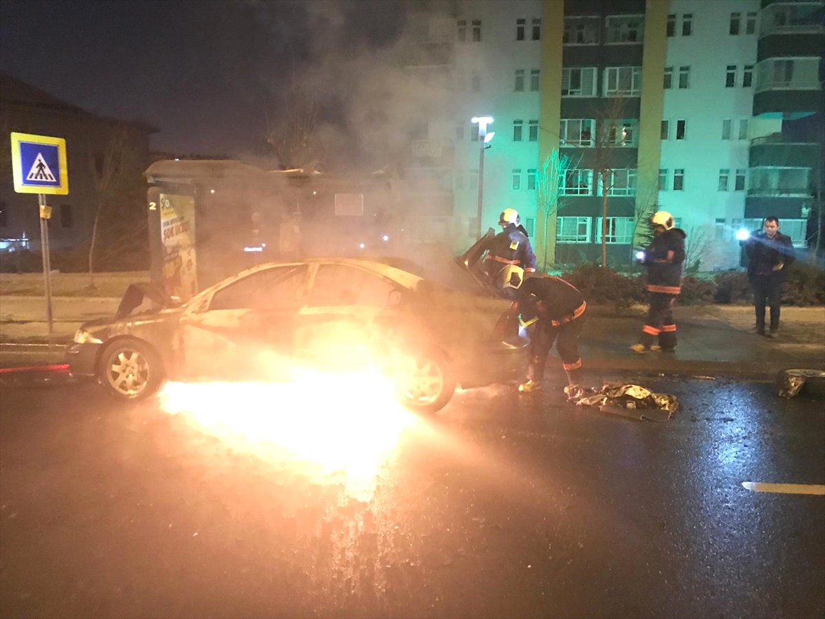 Başkentte Seyir Halindeki Otomobil Yandı
