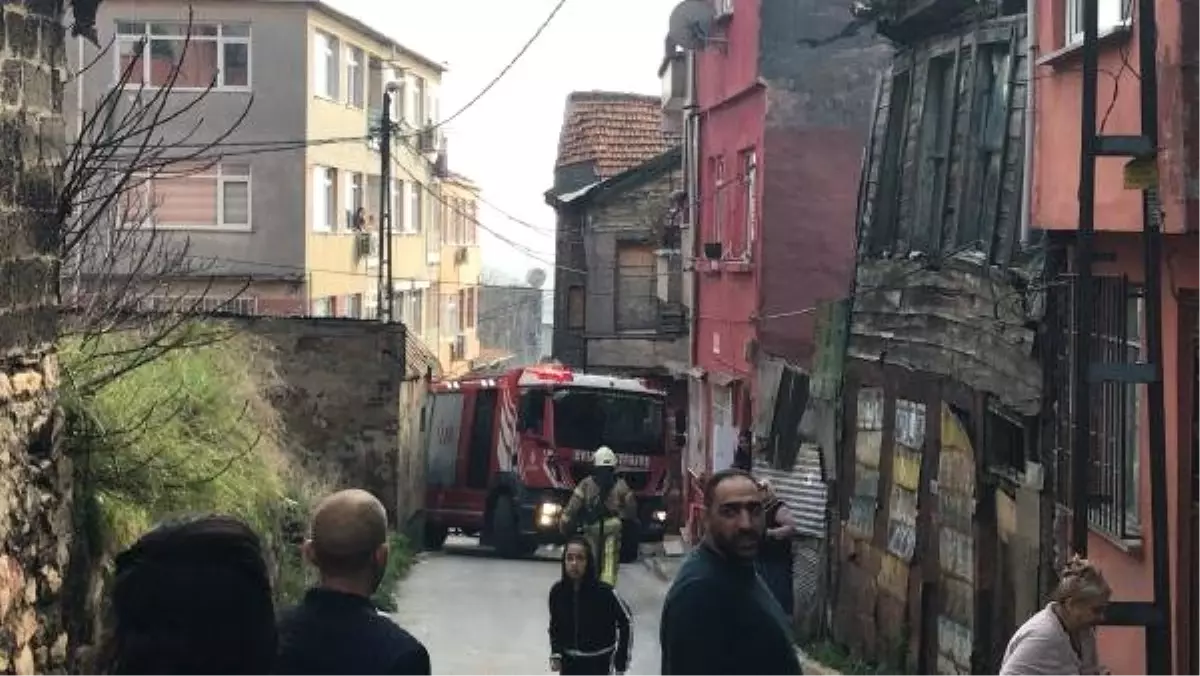 Beyoğlu\'nda Yangın; İtfaiye Araçları Dar Sokağa Giremedi