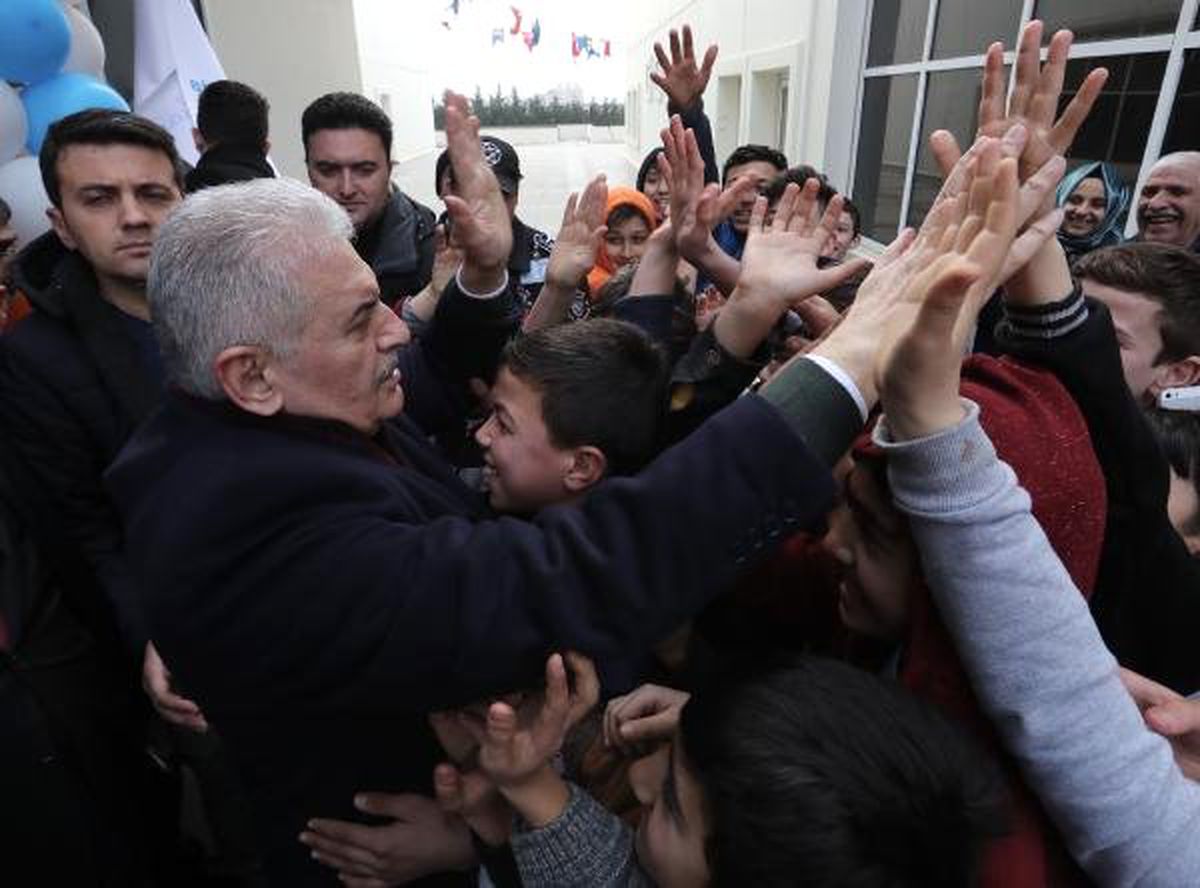 Binali Yıldırım, Gençlerin Şarkılarına Eşlik Etti, Ders Dinledi