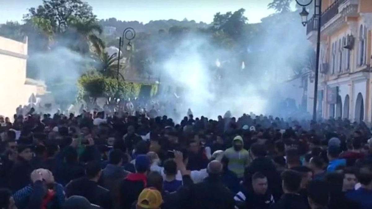 Cezayir\'de Buteflika\'nın Başkanlık Adaylığını Protesto Eden Binlerce Kişi Sokağa İndi