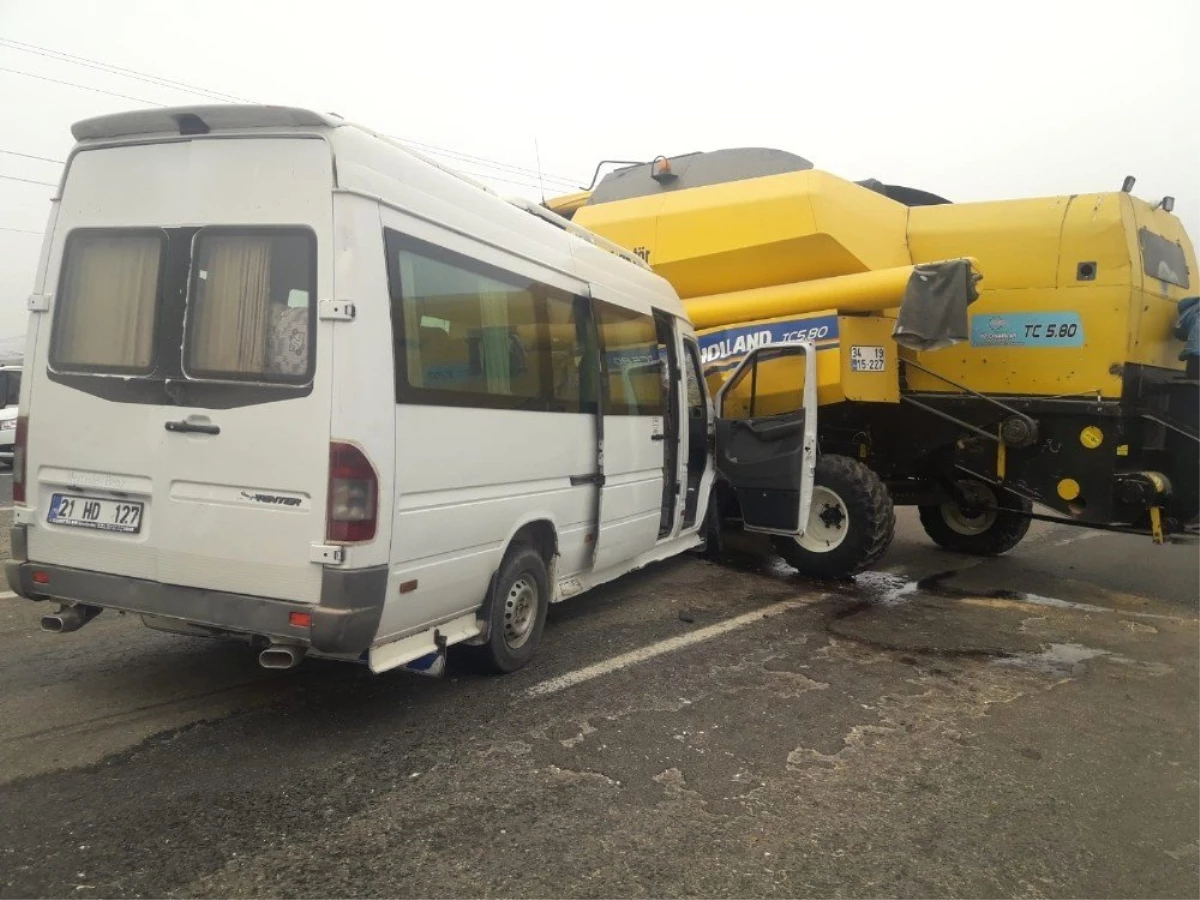 Diyarbakır\'da Trafik Kazası: 6\'sı Öğrenci 14 Yaralı