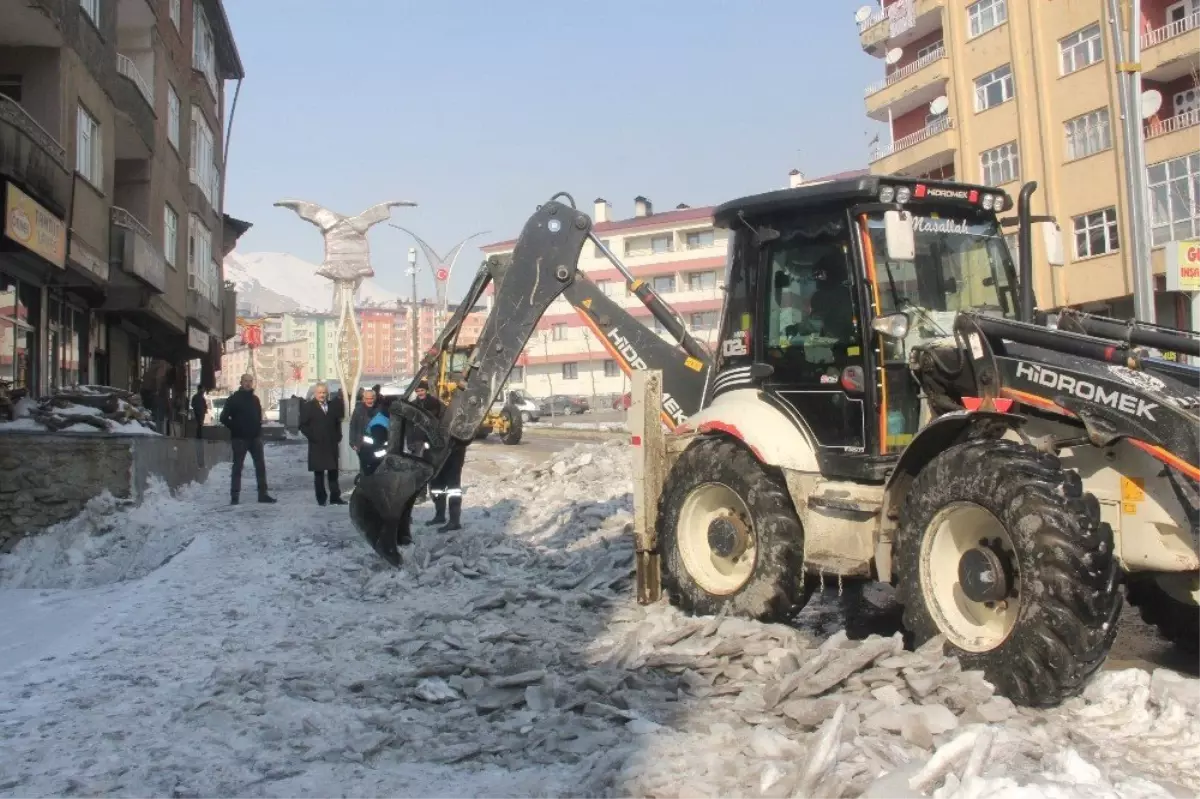 Hakkari Belediyenden Buz Kırma ve Tuzlama Çalışması