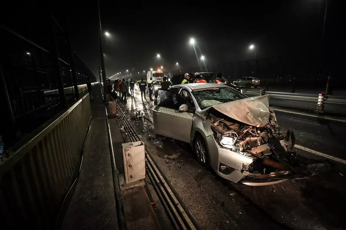 Haliç Köprüsü\'nde Zincirleme Trafik Kazası: 3 Yaralı