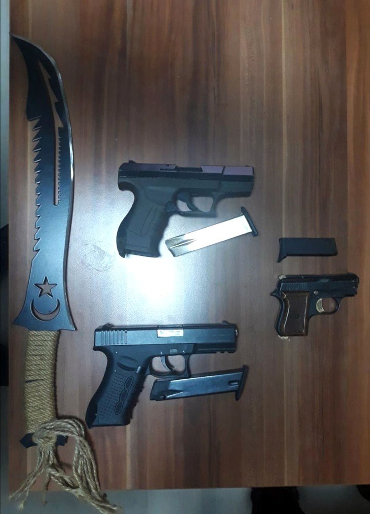 İnşaatta Ruhsatsız Silahlar Ele Geçirildi