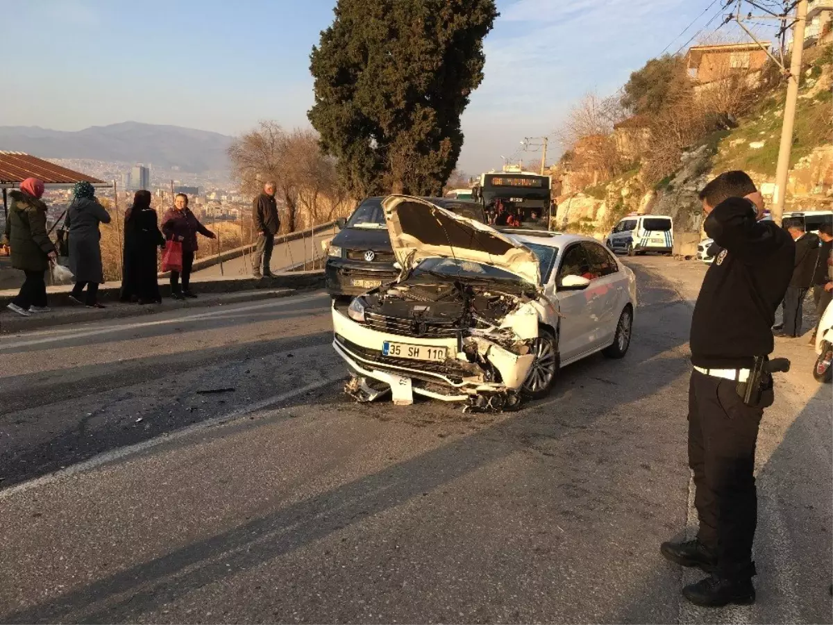 İzmir\'de Belediye Otobüsü Otomobille Kafa Kafaya Çarpıştı: 2 Yaralı