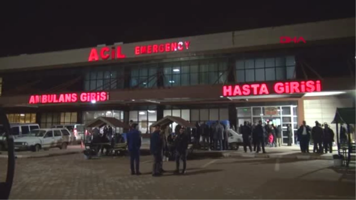 Kilis\'te Otomobil ile Kamyonet Çarpıştı: 1 Ölü, 9 Yaralı