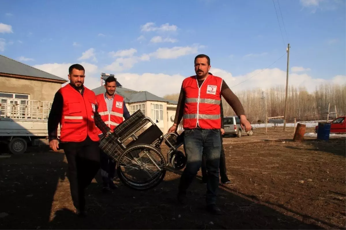 Kızılaydan 88 Yaşındaki Kadına Tekerlekli Sandalye