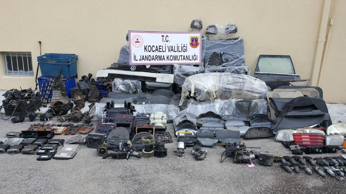 Kocaeli\'de Yasadışı Yollardan Getirilen Yüzlerce Oto Parçasına El Konuldu
