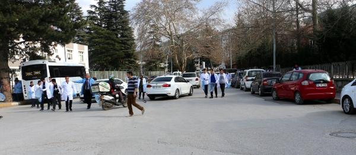 Öğrenciler, Okullarının Bulunduğu Mahalleyi Temizliyor