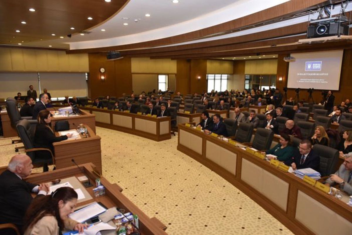Ruhsat mağdurlarına Büyükşehir’den su jesti