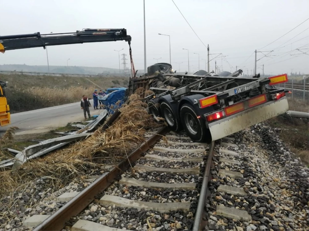 Sakarya\'da Süt Tankeri Demiryoluna Devrildi: 2 Ölü