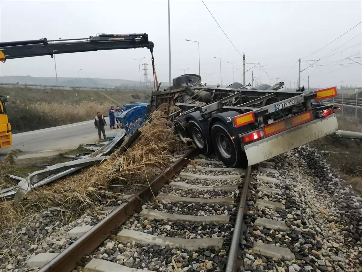 Sakarya\'da Süt Tankeri Devrildi: 2 Ölü