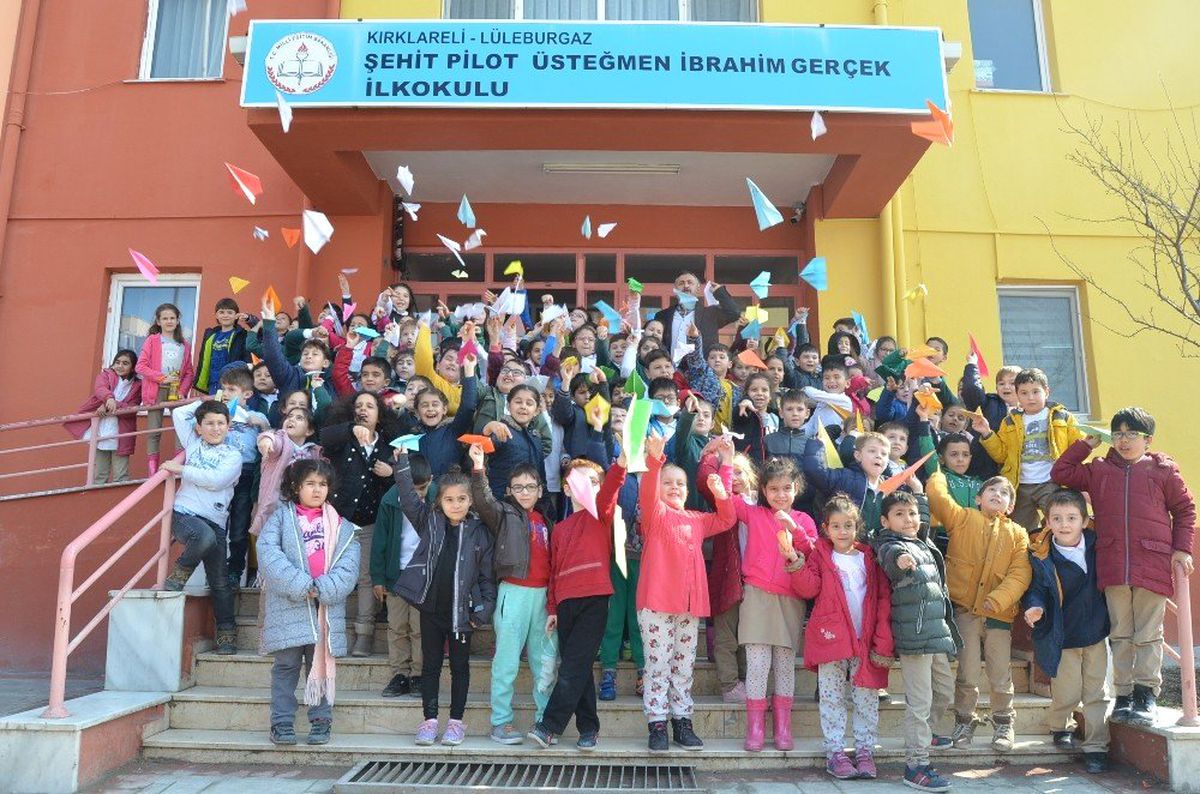 Şehit Pilotu Kağıttan Uçakla Andılar