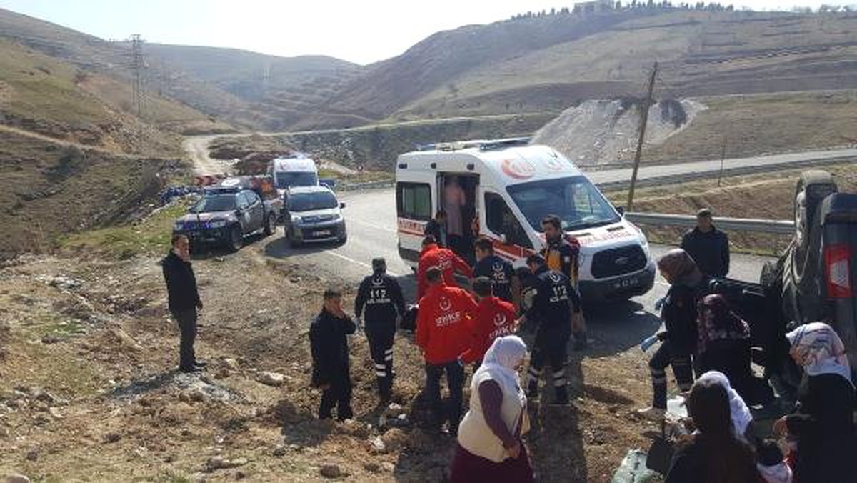Siirt\'te Takla Atan Araçtaki 5 Kişi Yaralandı