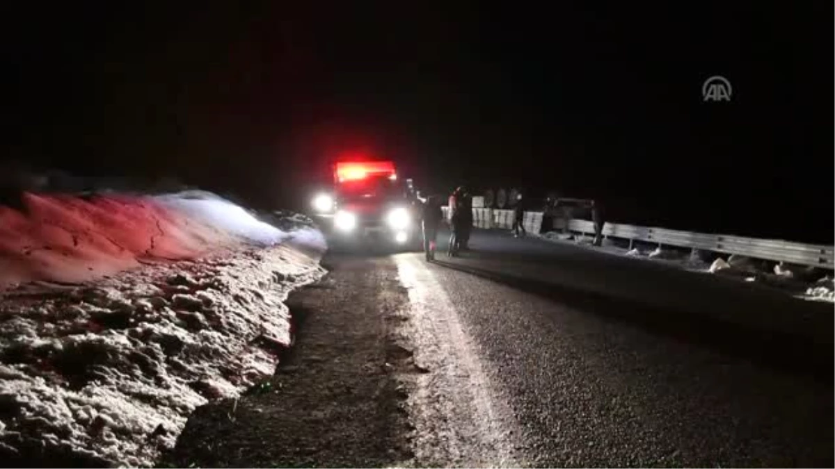 Tendürek Geçidi\'nde Tır Bariyere Saplandı: 1 Ölü