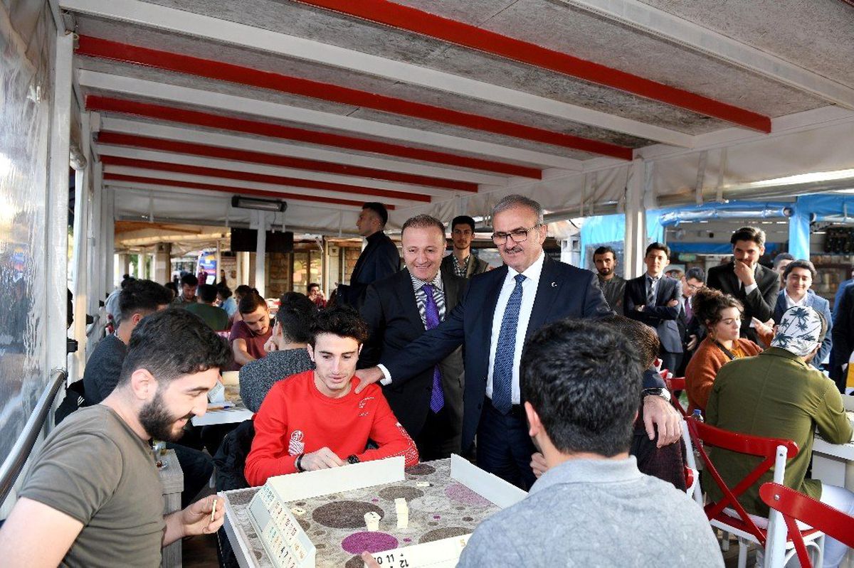 Vali Karaloğlu, Üniversite Öğrencilerinin Çayını İçti