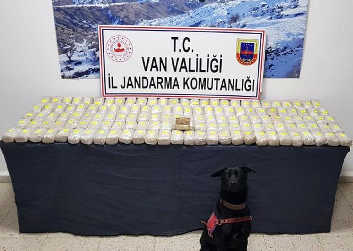 Van\'da Takibe Alınan Araçta 71 Kilo Eroin Ele Geçirildi