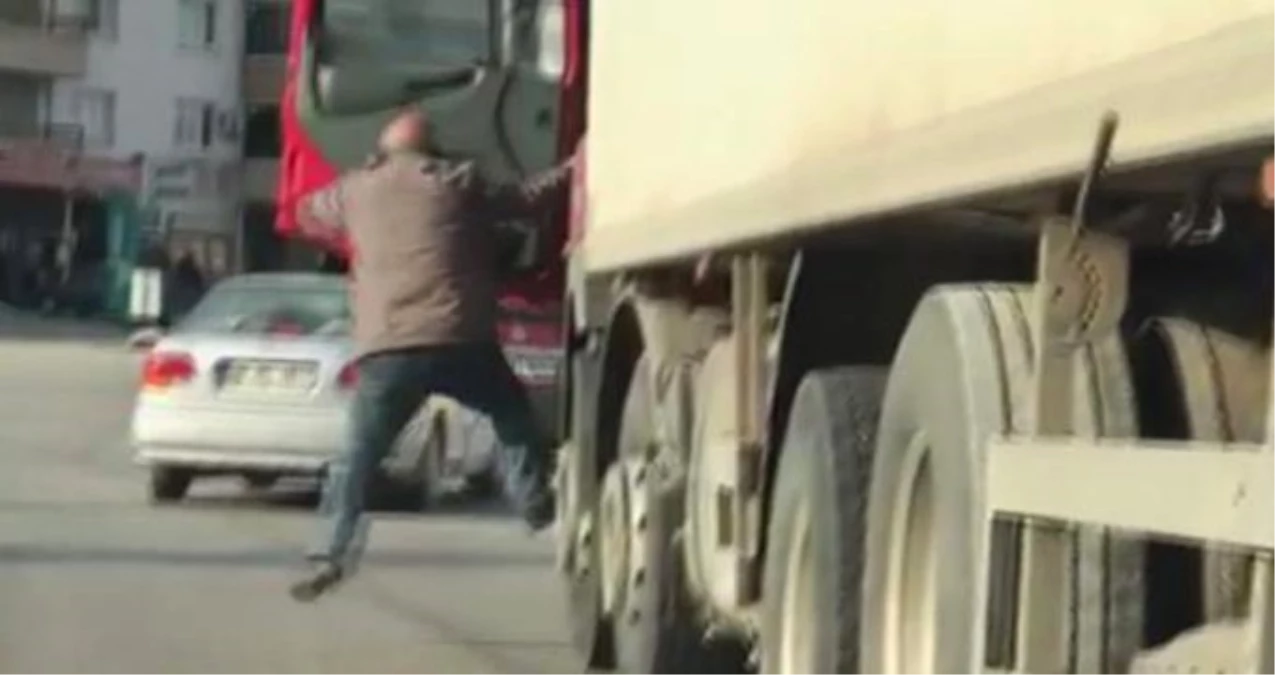 Ankara\'da İki Şoförün Kavgası Kameralara Yansıdı