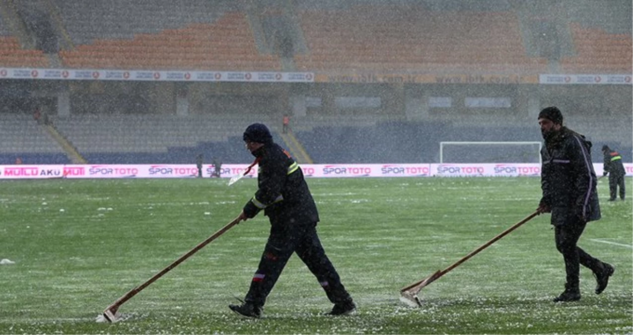 Medipol Başakşehir-Bursaspor Maçı Yarına Ertelendi