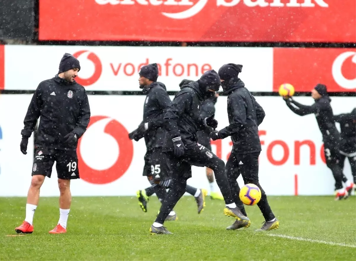 Beşiktaş, Kar Yağışı Altında Çalıştı