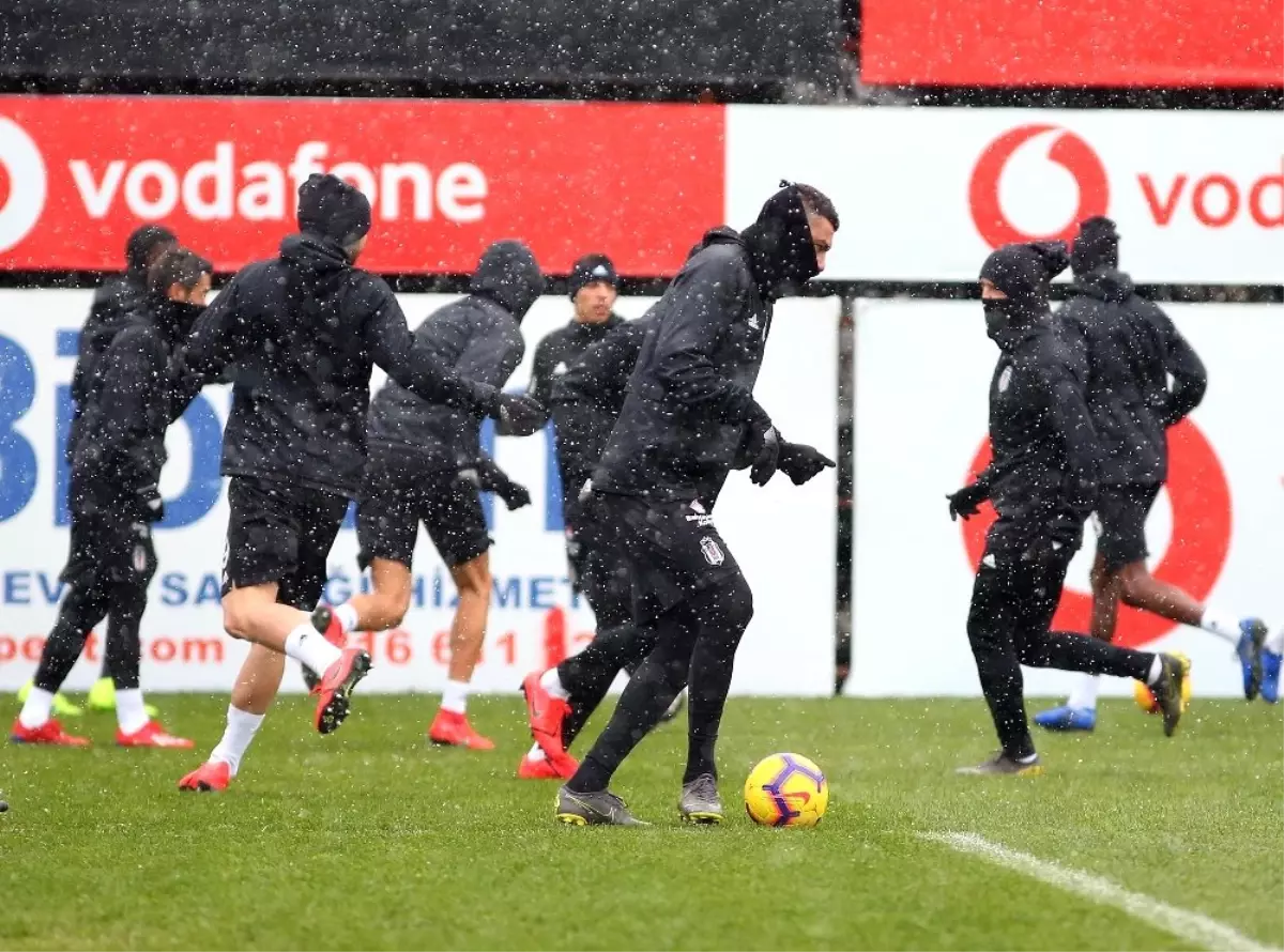 Beşiktaş Kar Yağışı Altında Çalıştı