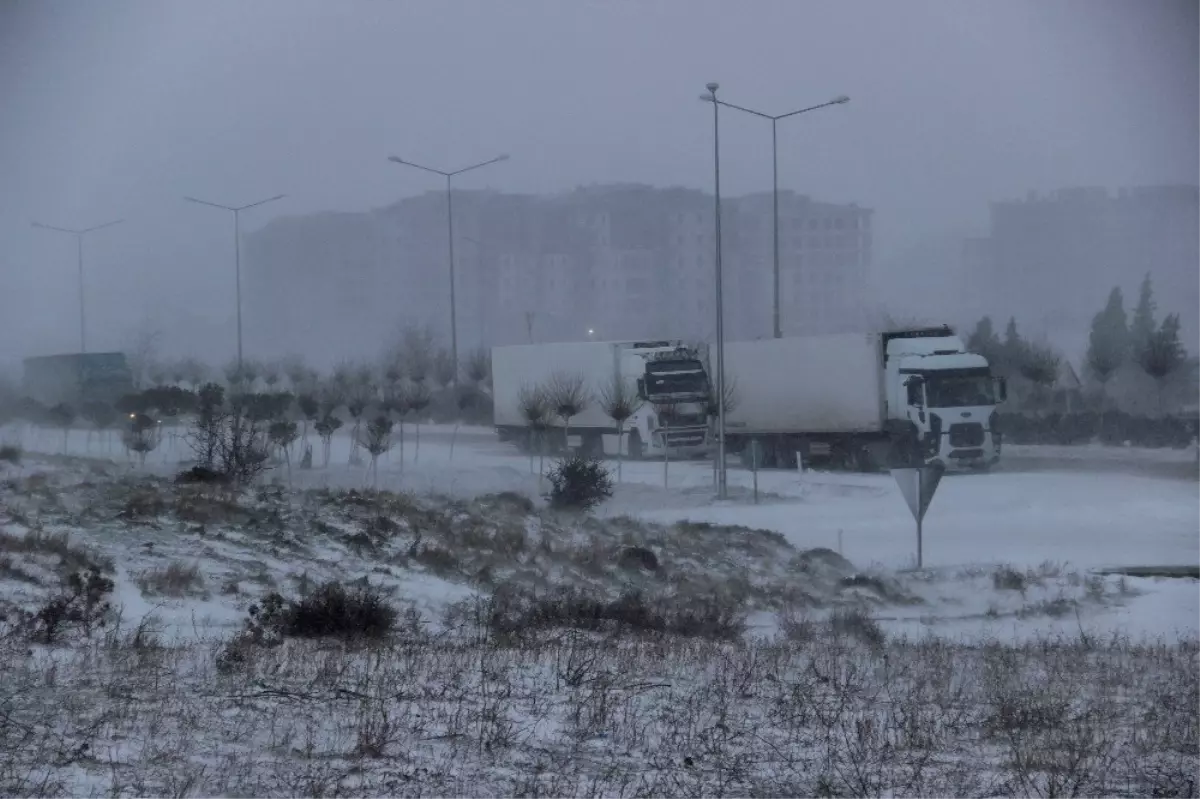 Çanakkale\'de Tipi ve Fırtına Karayolu Ulaşımını da Etkiliyor