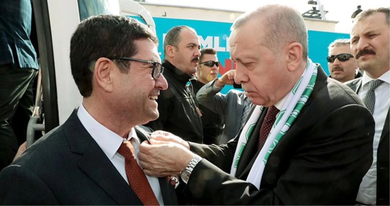 CHP\'den Ayrılarak AK Parti\'ye Geçen Barış Saylak\'ın Rozetini Cumhurbaşkanı Erdoğan Taktı