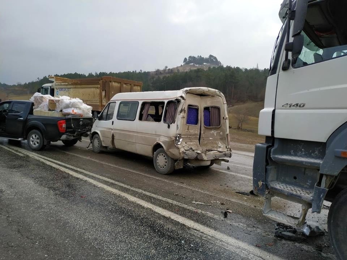 Emet\'te Zincirleme Trafik Kazası: 2 Yaralı