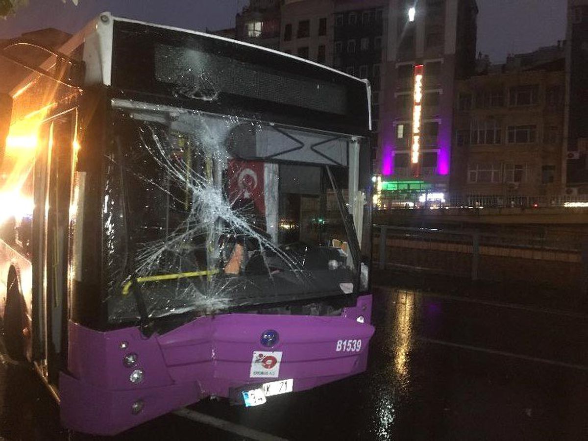 Fatih\'te Özel Halk Otobüsü Kaza Yaptı