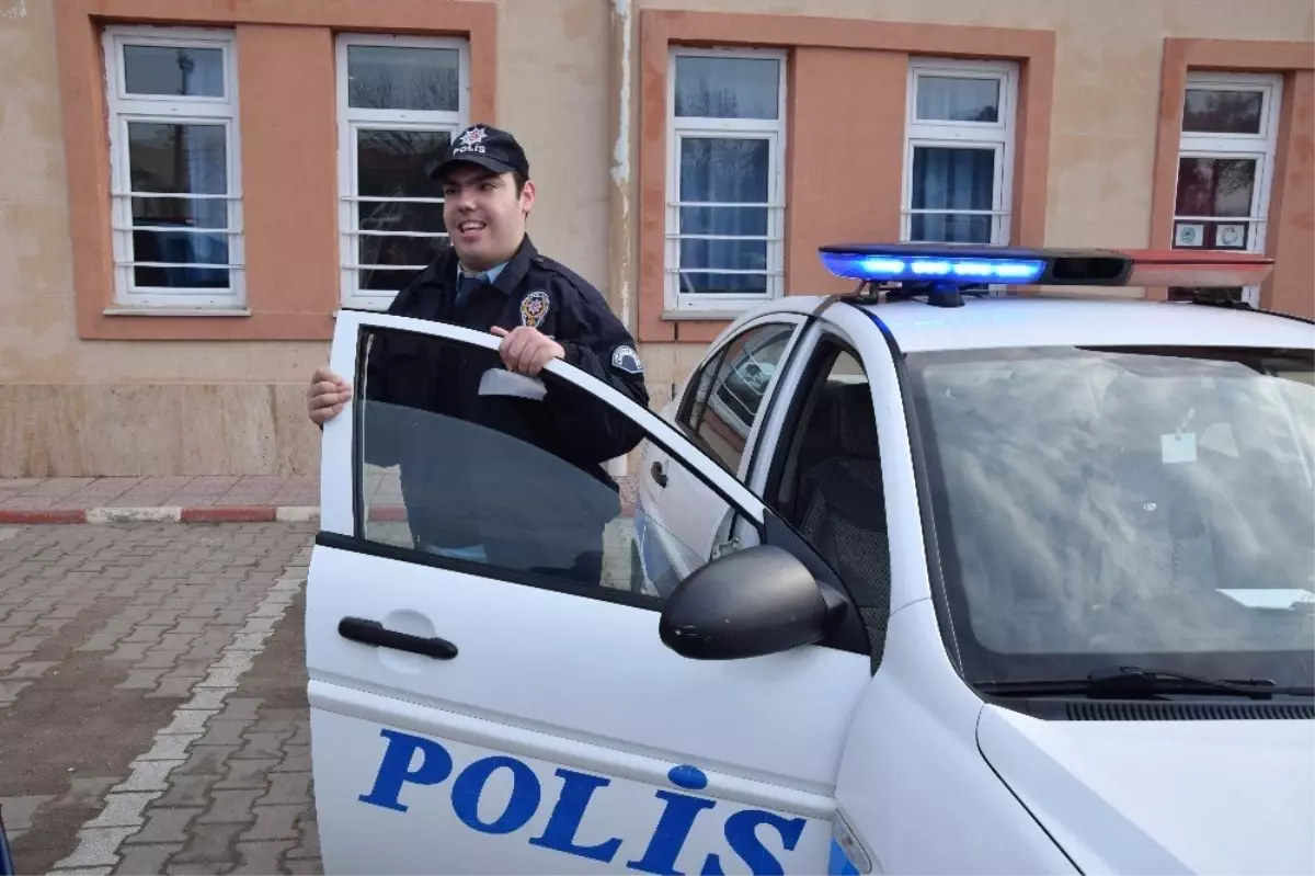 Hayali Gerçekleşti, Bir Günlüğüne Trafik Polisi Oldu