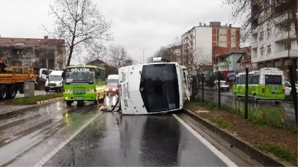 İşçileri Fabrikaya Bıraktı, Başka Servise Giderken Midibüs Devrildi