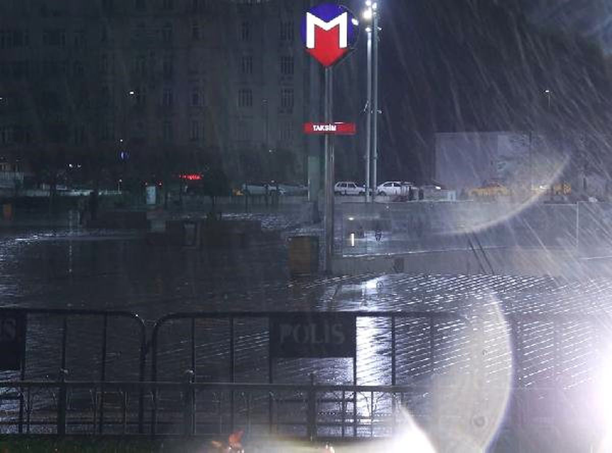 İstanbul\'da Sağanak Yağmur Etkili Oluyor