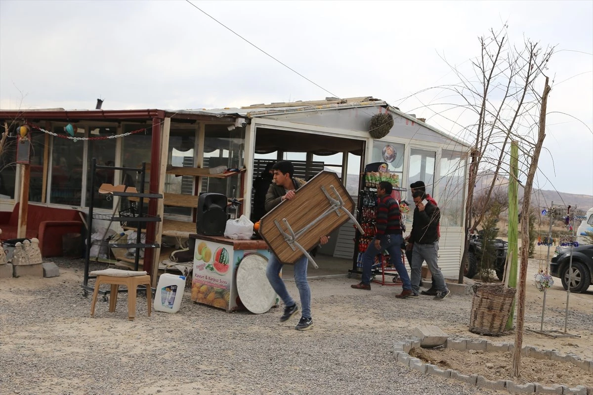 Kapadokya\'da Peribacaları Yakınındaki Yapıların Yıkılması