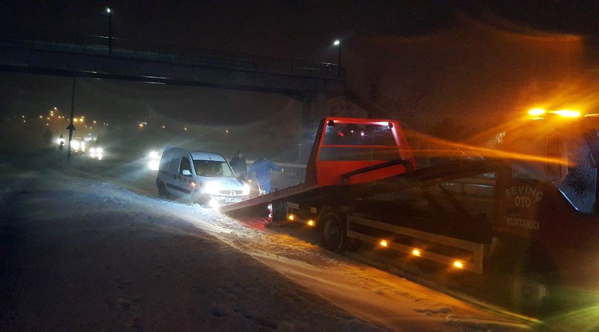 Kar Yağdı, Kazalar ve Mahsur Kalmalar Peş Peşe Geldi