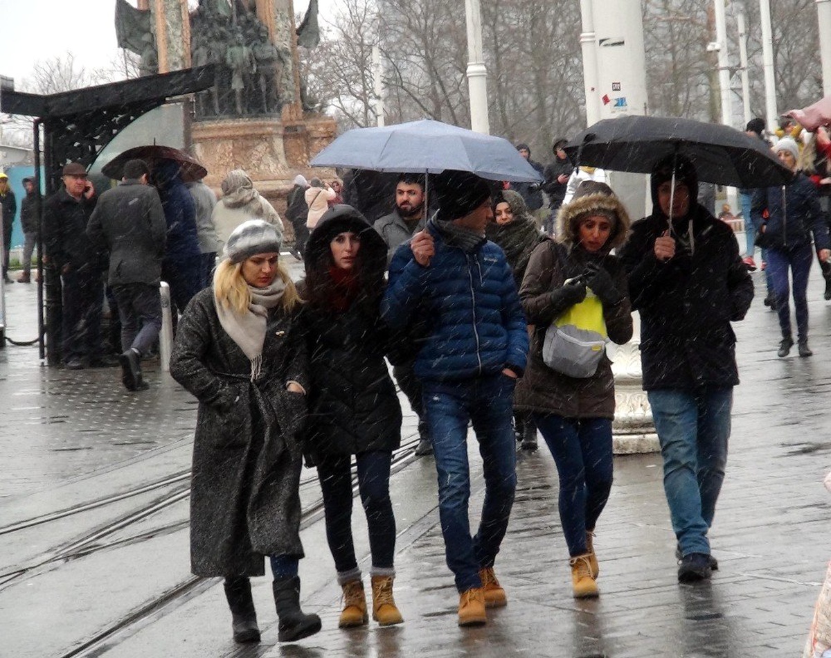 Kar Yağışı ve Fırtınaya Aldırış Etmeyen Vatandaşlar Taksim\'e Akın Etti