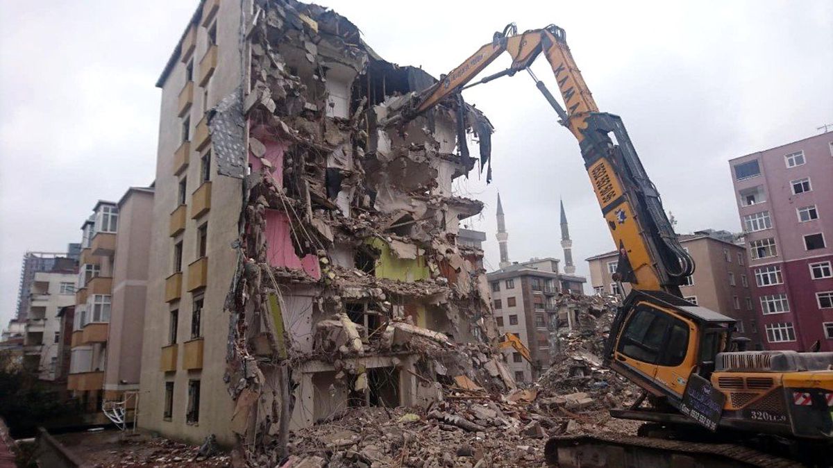 Kartal\'da Riskli Binanın Yıkımına Başlandı