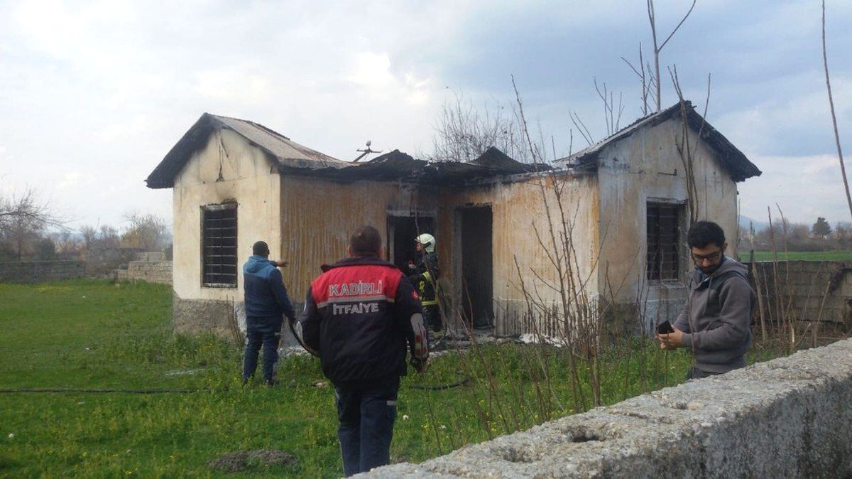 Kullanılmayan Okul Lojmanı Alev Alev Yandı