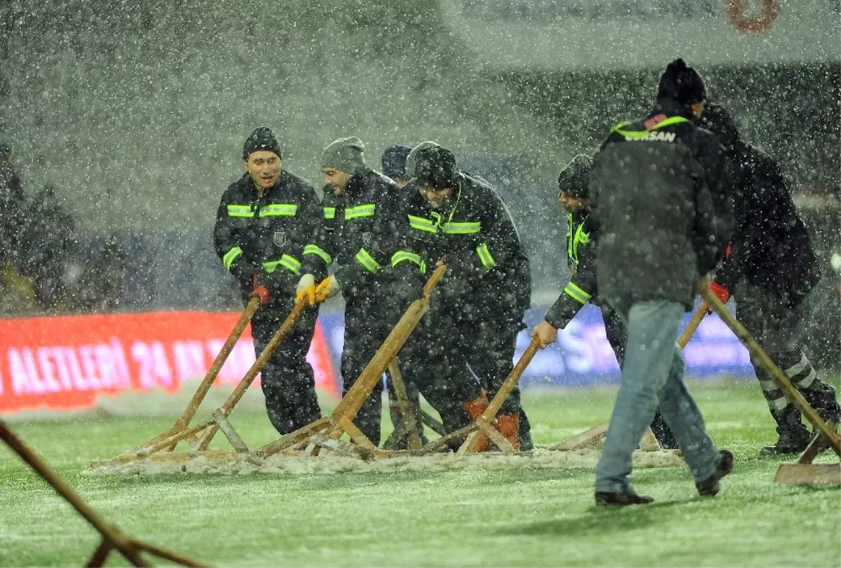 Medipol Başakşehir - Bursaspor Maçına Kar Engeli