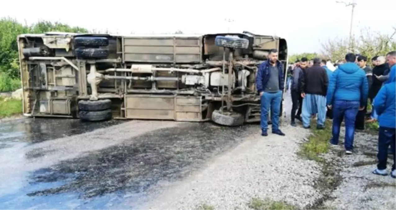 Mersin\'de İşçi Minibüsü Kaza Yaptı: 1 Ölü, 15 Yaralı