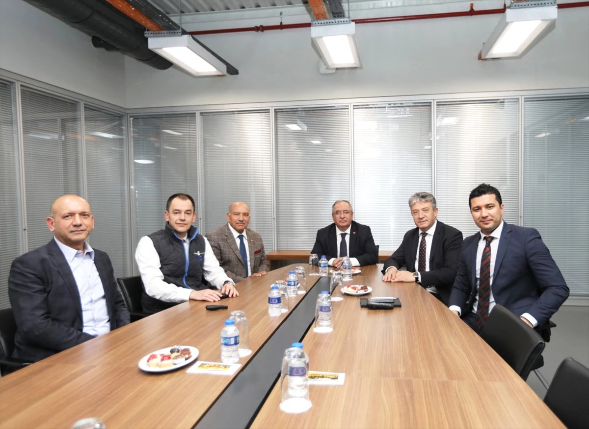 Sakarya Valisi Nayir, Türktraktör Fabrikası\'nı Gezdi