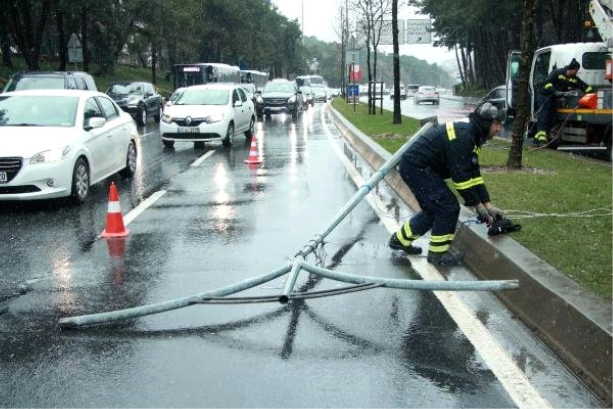 Sarıyer\'de Aydınlatma Direği Otomobilin Üzerine Devrildi