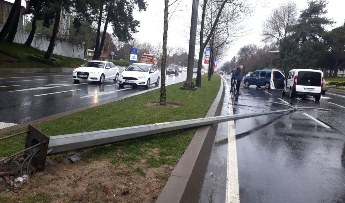 Sarıyer\'de Aydınlatma Direği Seyir Halindeki Otomobillerin Üstüne Devrildi