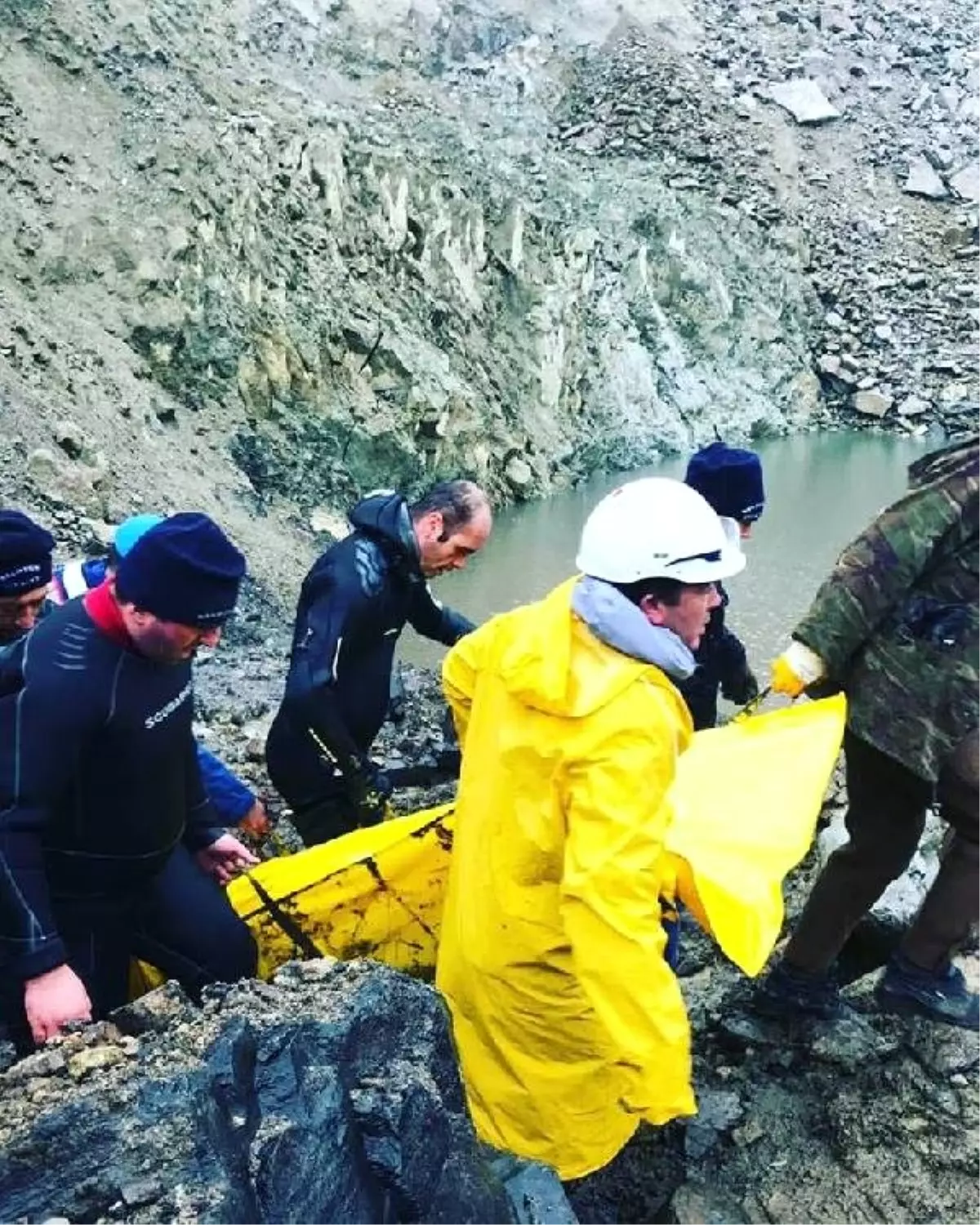 Suya Gömülen Kepçenin Operatörünü Arama Çalışmaları Sürüyor (2)